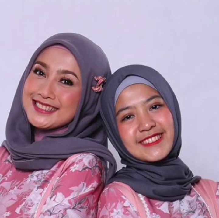<p>Melakukan pemotretan bersama, dengan memakai outfit senada. Kompak banget ya Nasywa dan Desy.  (Foto: malibu62studio by Instagram @desyratnasarifans)</p>