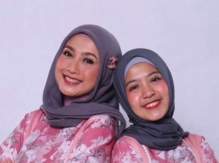 Bak Pinang Dibelah Dua, 7 Potret Desy Ratnasari dan Anak Gadisnya