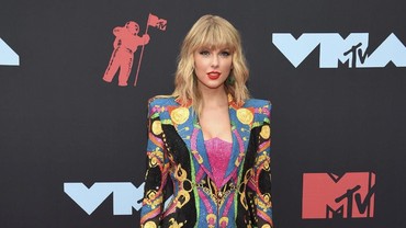 img-title Nyanyikan Lover, Taylor Swift Bikin Baper Para Tamu MTV VMA 2019