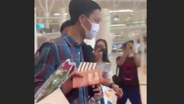 img-title Mendarat di Dubai, Kai dan Baekhyun EXO Cuekin Penggemar
