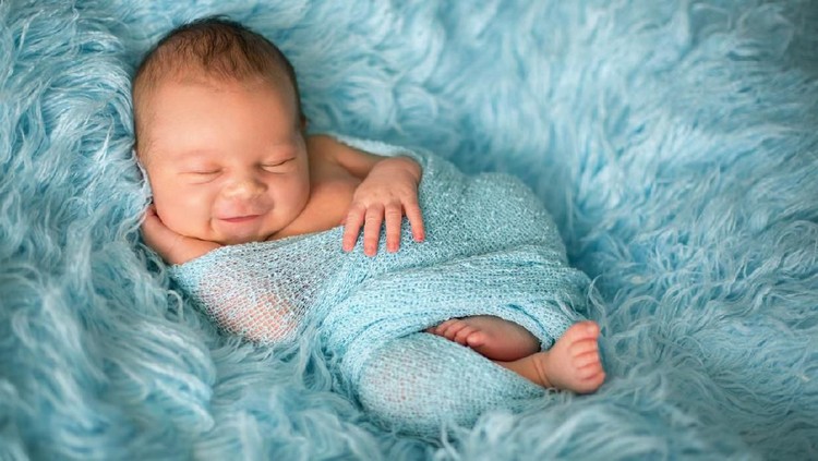 Ingin memberikan nama bayi dengan makna bersinar, Bun? Intip deretan nama bayi ini ya.