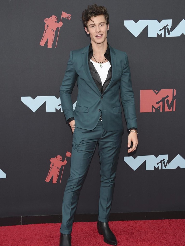 Para selebriti hadir ke ajang ke MTV VMA 2019 dengan pakaian yang penuh warna-warni. Seperti apa penampilan mereka?