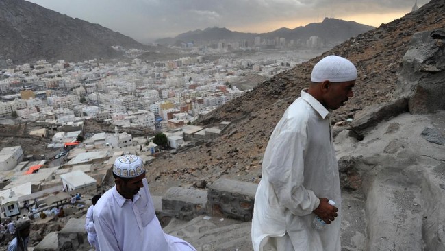 Muslim pilgrims walk up Jabal al-Noor or 'Mountain of Light' overlooking the holy city of Mecca on October 21, 2012. Over two million Muslims from around the world are expected to perform the upcoming Hajj or pilgrimage.  AFP PHOTO/FAYEZ NURELDINE (Photo by FAYEZ NURELDINE / AFP)