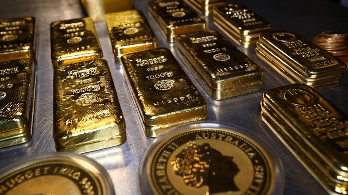 Gold bars and coins are stacked in the safe deposit boxes room of the Pro Aurum gold house in Munich, Germany,  August 14, 2019. REUTERS/Michael Dalder