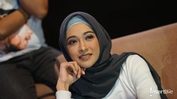 Gaya Unik Poppy Bunga saat Isolasi Diri 3 Minggu