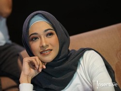 Gaya Unik Poppy Bunga saat Isolasi Diri 3 Minggu