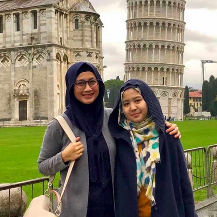 <p>Jalan-jalan ke Italia, belum lengkap rasanya enggak foto di depan menara Pisa. (Foto: Instagram @desyratnasarifans)</p>