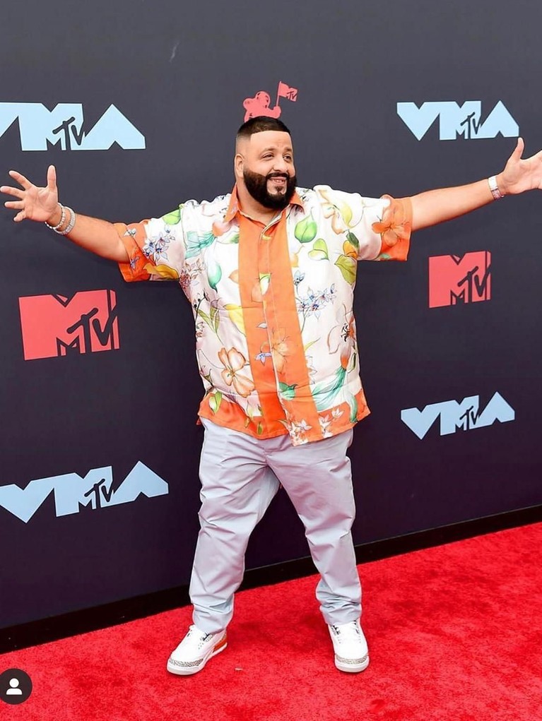 Warna-warni Penampilan Selebriti di MTV VMA 2019 Para selebriti hadir ke ajang ke MTV VMA 2019 dengan pakaian yang penuh warna-warni. Seperti apa penampilan mereka?