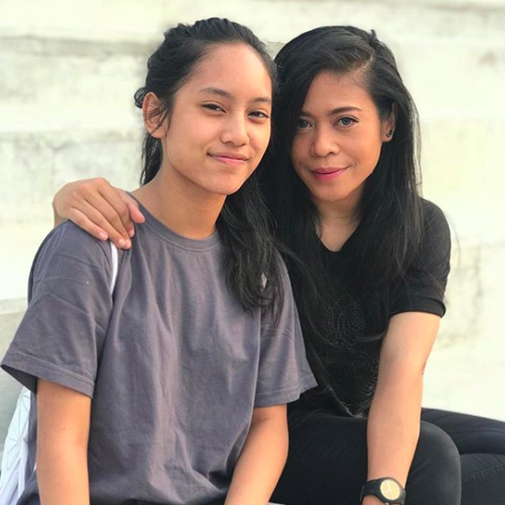 <p>Kini Shira sudah beranjak remaja, keduanya seperti sahabat. (Foto: Instagram @kikankikan)</p>