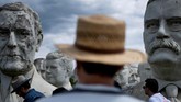 FOTO: 43 Kepala 'Presiden' AS yang Rusak di Padang Rumput Sebanyak 43 patung kepala Presiden Amerika Serikat diam membisu di tengah padang rumput di Croaker, Virginia, Amerika Serikat.