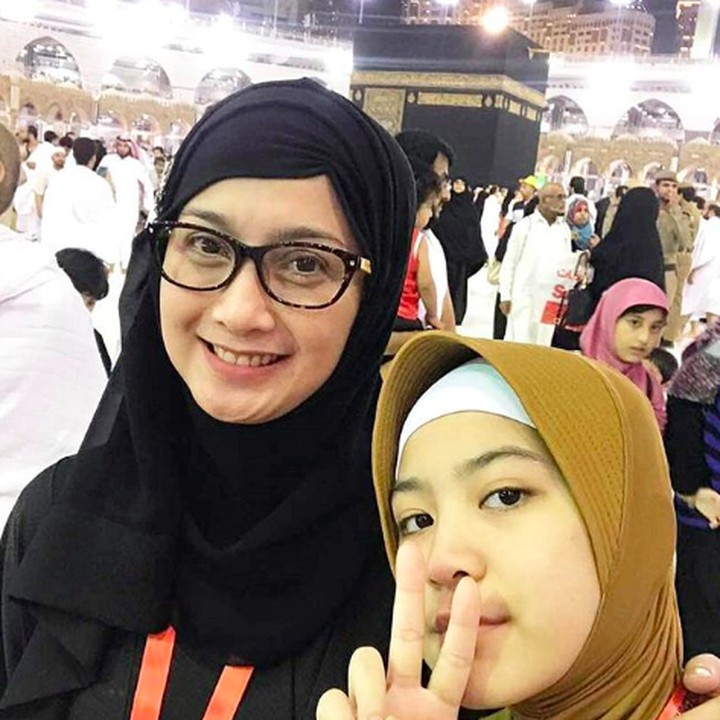 <p>Momen saat Desy mengajak anak gadisnya umrah. Semoga selalu sehat dan bahagia selalu ya Bunda Desy dan Nasywa. (Foto: Instagram @desyratnasarifans)</p>