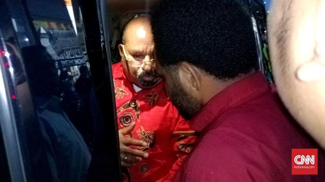 Gubernur Papua Lukas Enembe disebut sering menyewa jet pribadi milik orang Singapura saat melakukan perjalanan ke luar negeri.