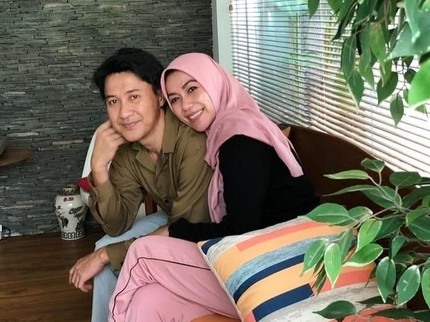 7 Foto Mesra Agus Kuncoro, Pemeran 'Akum' dan Istri