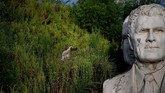 FOTO: 43 Kepala 'Presiden' AS yang Rusak di Padang Rumput Sebanyak 43 patung kepala Presiden Amerika Serikat diam membisu di tengah padang rumput di Croaker, Virginia, Amerika Serikat.
