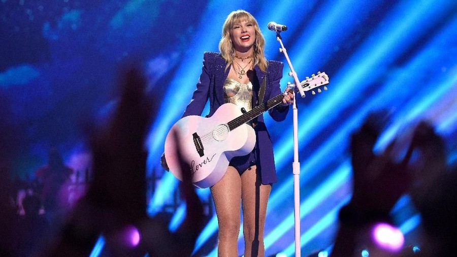 Taylor Swift Akhirnya Diperbolehkan Nyanyikan Lagu Lama di AMA Taylor Swift Akhirnya Diperbolehkan Nyanyikan Lagu Lama di AMA