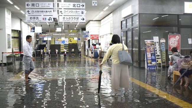 Otoritas Jepang memerintahkan evakuasi 240 ribu warga di kawasan yang diprediksi akan diterjang banjir dan longsor akibat hujan lebat beberapa hari belakangan.