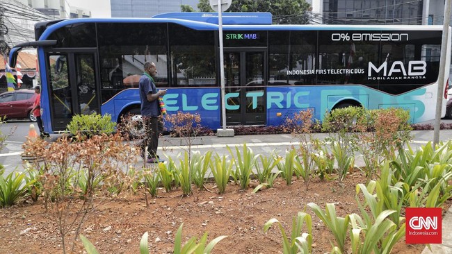 Uji coba Bus Listrik Mobil Anak Bangsa, di Jakarta, Rabu, 28 Agustus 2019. PT Mobil Anak Bangsa (MAB) menjadi produsen bus listrik pertama yang mendapatkan sertifikat uji tipe (SUT) untuk unit bus MD12-E. MAB. CNN Indonesia/Adhi Wicaksono