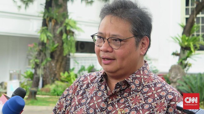Menko Perekonomian Airlangga Hartarto mengatakan izin UMKM cukup diurus dengan KTP.