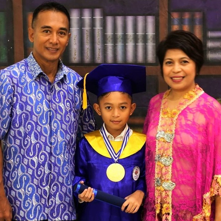 <p>Kali ini, giliran Bunda Lita dan Ayah Taras menghadiri wisuda Adik Dion. (Foto: Instagram/ @litazen)  </p>