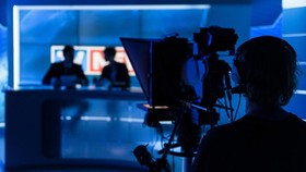 Penyiar Berita TV Hina Rekan Mirip Gorila Saat Siaran