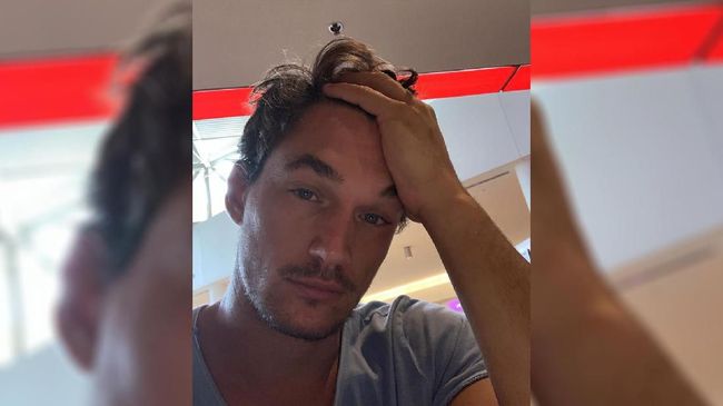 Tyler Cameron diduga kerap menghabiskan waktu bersama Gigi Hadid, nyaris bersamaan ketika ia juga menemui Hannah Brown, bintang reality show Bachelorette.