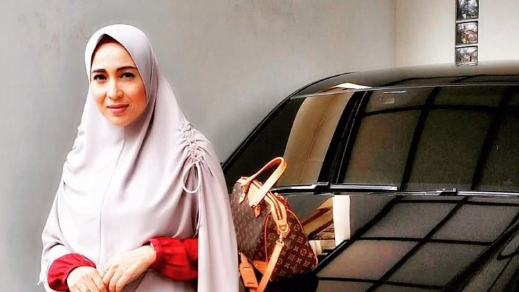 Ditinggal pergi sang ibu untuk selamanya, Devi Permatasari mengenang pelajaran hidup yang diajarkan ibunya selama hidup.