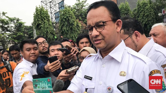 Gubernur Anies Baswedan menanggapi penangkapan enam preman yang memalak pedagang di Pasar Tanah Abang. Menurutnya, penangkapan itu merupakan konsekuensi hukum.