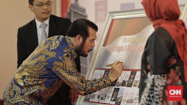 Impilikasi dari putusan uji materi yang menyatakan Pasal 87 huruf a UU 7/2020 bertentangan dengan UUD 1945 adalah MK harus melakukan pemilihan ketua lagi.