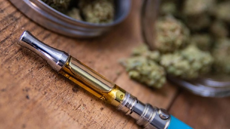 Video viral bayi memakai rokok eletrik atau vape bikin miris, Bun. Dengan lihainya, si bocah menghirup dan mengepulkan asap.