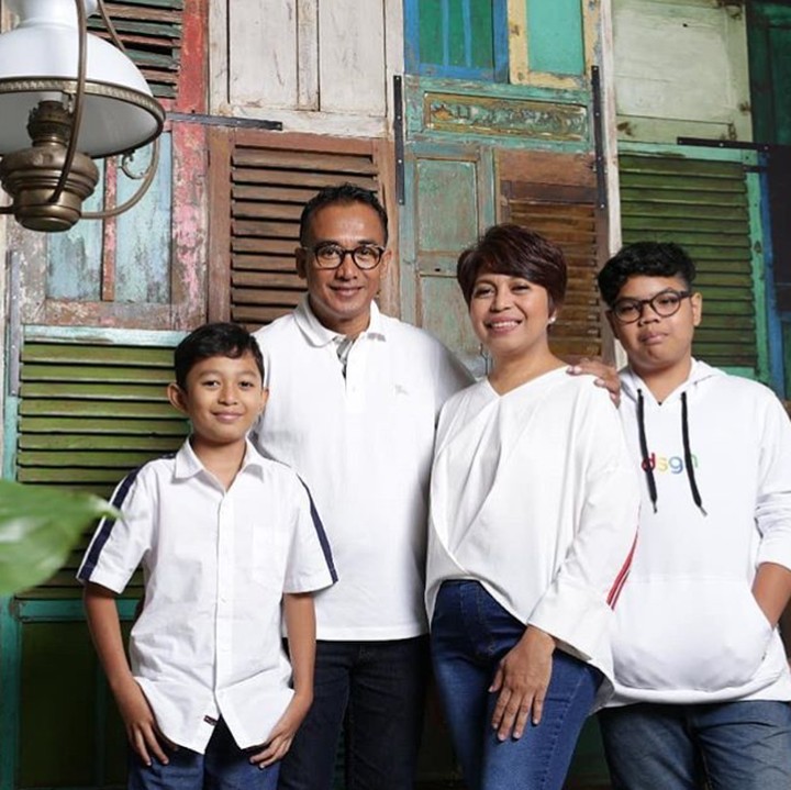 <p>Kompak! Bunda Lita, Ayah Taras, Kakak Abel, dan Adik Dion pakai busana berwarna senada. (Foto: Instagram/ @litazen)  </p>