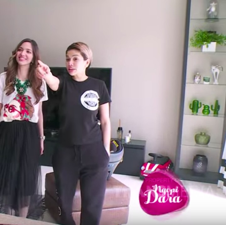 <p>Nikita meletakkan tanaman di sudut ruangan untuk memberi kesan lebih fresh di ruang tengah. Sehingga nampak lebih cozy menghabiskan waktu di sana. (Foto: YouTube Ngopi Dara Trans TV)</p>