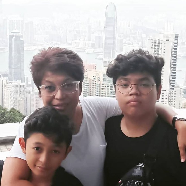 <p>Terpancar banget ya kasih sayang Bunda Lita pada dua jagoannya. (Foto: Instagram/ @litazen)</p>