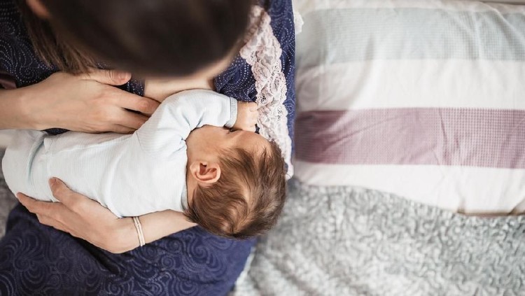 4 Tips Lancar Menyusui Bayi Baru Lahir yang Perlu Bunda Tahu Bunda baru melahirkan? Simak tips menyusui bayi baru lahir ini ya.