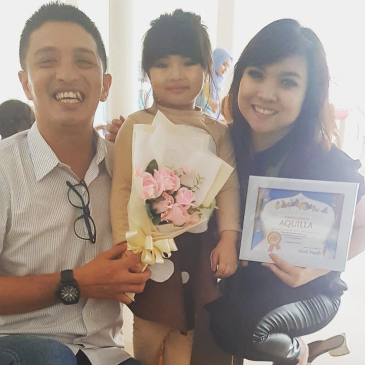 <p>Eza dan istri saat menghadiri acara sekolah Aquilla. Keduanya hadir untuk memberi dukungan bagi sang putri tercinta. (Foto: Instagram @kettykatalya)</p>