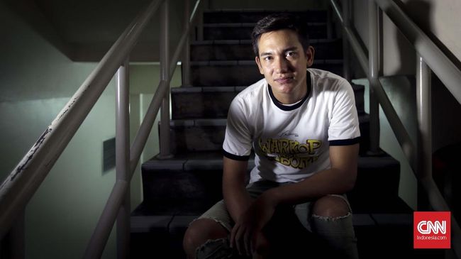 Aktor Adipati Dolken mengaku sempat bercita-cita menjadi penjaga warung internet (warnet).