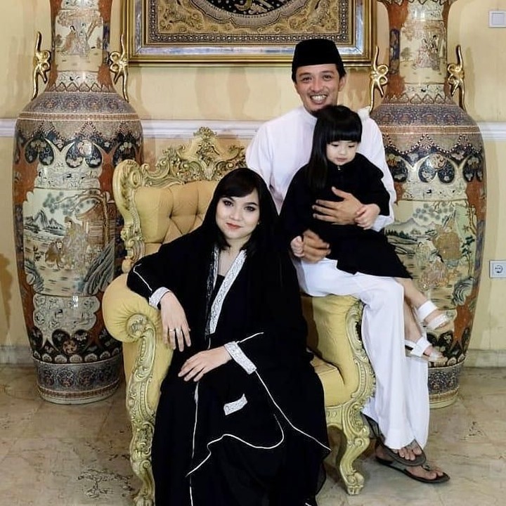 <p>Saat pacaran, pemeran Ojak dalam <em>Tukang Ojek Pengkolan (TOP)</em>, Eza Yayang dan istri, Ketty Katalya , sempat menjalani LDR selama 2,5 tahun. Saat itu Ketty masih menempuh pendidikan di Amerika Serikat. (Foto: Instagram @kettykatalya)</p>