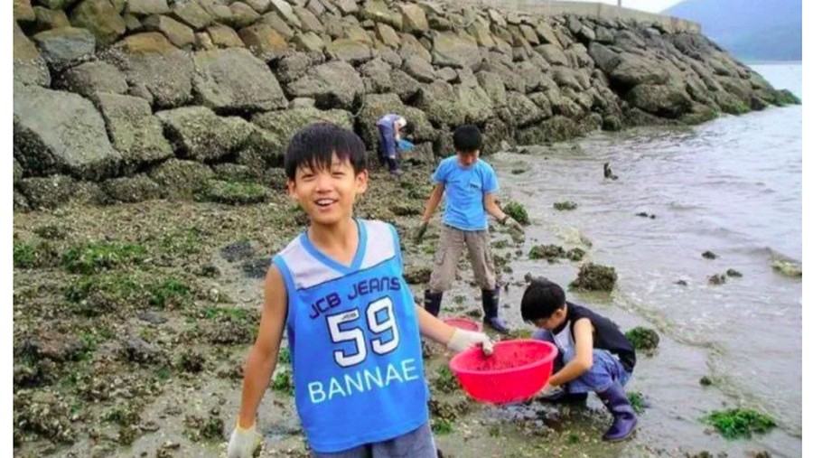 Siapa yang tak gemas dengan tingkah Jungkook BTS saat masih anak-anak.
