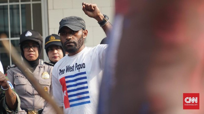 Puluhan mahasiswa asal Papua menggelar aksi di depan Mabes TNI AD, menuntut 11 hal termasuk keinginan referendum di bumi Cenderawasih.