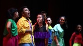 FOTO: Aksi Anak Muda Indonesia Usai Timba Ilmu di Broadway Usai belajar pentas musikal langsung di Broadway, New York, 13 anak muda Indonesia memamerkan aksi mereka pentas ala Broadway.