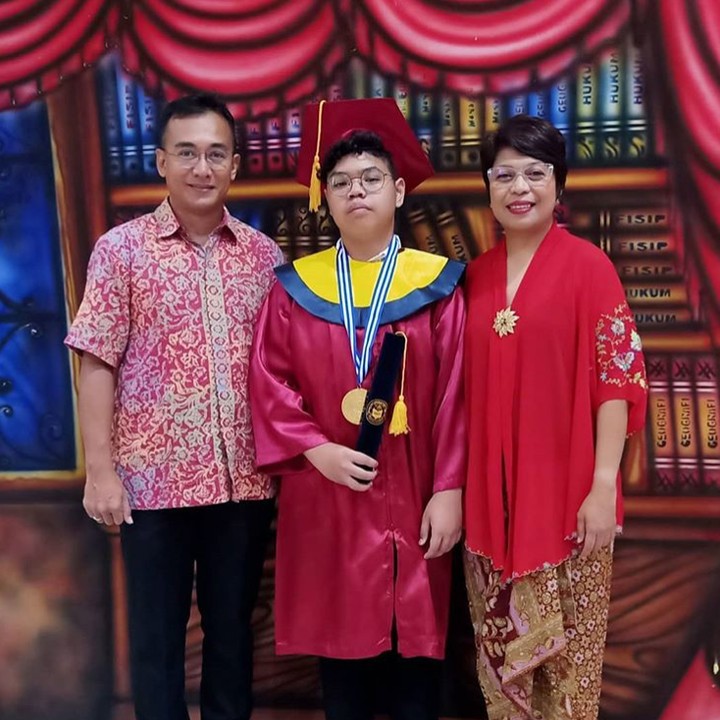 <p>Bangganya Lita dan Taras saat menghadiri wisuda abang Abel. (Foto: Instagram/ @litazen)</p>