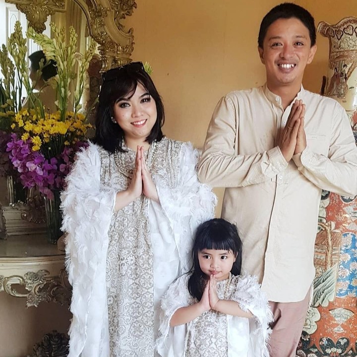 <p>Kompaknya Aquilla dan Bunda Ketty mengenakan busana Lebaran yang sama. Dua-duanya terlihat cantik ya, Bun. Ayah Eza juga tak kalah gagah dengan mengenakan koko. (Foto: Instagram @kettykatalya)</p>