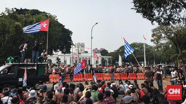 Peserta Aksi Warga Papua Bubarkan Diri dari Istana Negara Usai membubarkan diri dari depan Istana Negara, pedemo asal Papua bergegas ke kantor Lembaga Bantuan Hukum (LBH) Jakarta.