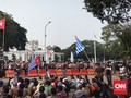 Bendera Bintang Kejora Dikibarkan di Seberang Istana