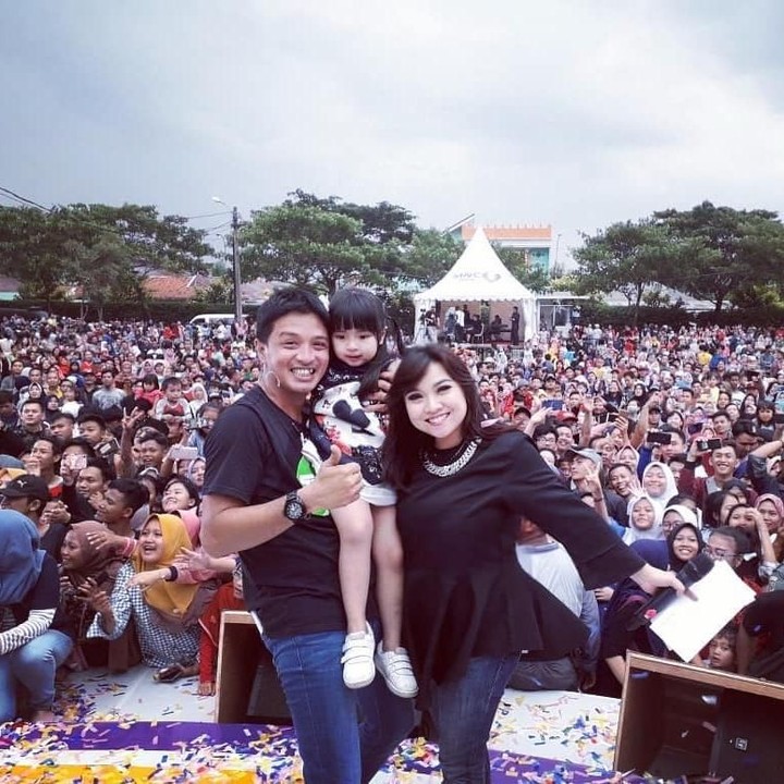 <p>Saat acara <em>off-air</em>, perayaan sinetron <em>Tukang Ojek Pengkolan</em> yang ke-4, Eza turut memboyong istri dan anaknya. (Foto: Instagram @kettykatalya)</p>