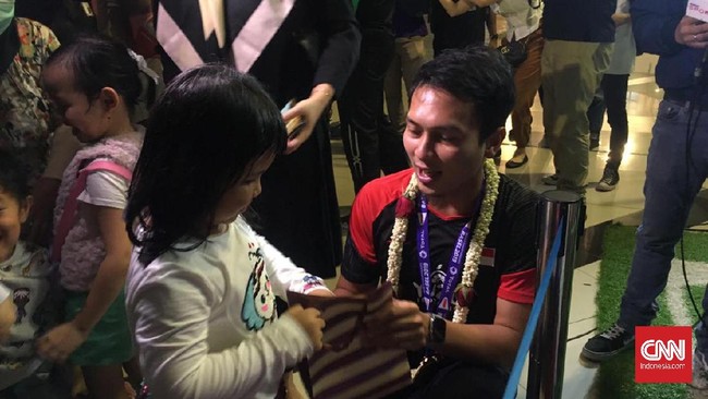 Mohammad Ahsan mendapatkan kado spesial dari istri dan anak-anaknya begitu kembali ke Jakarta usai memenangi Kejuaraan Dunia Bulutangkis 2019.