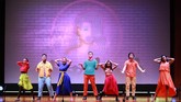 FOTO: Aksi Anak Muda Indonesia Usai Timba Ilmu di Broadway Usai belajar pentas musikal langsung di Broadway, New York, 13 anak muda Indonesia memamerkan aksi mereka pentas ala Broadway.
