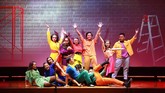 FOTO: Aksi Anak Muda Indonesia Usai Timba Ilmu di Broadway Usai belajar pentas musikal langsung di Broadway, New York, 13 anak muda Indonesia memamerkan aksi mereka pentas ala Broadway.