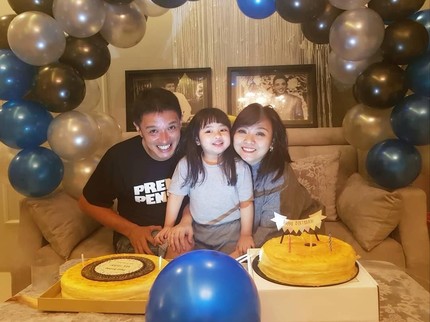 7 Potret Hangat Eza Yayang, Pemeran 'Ojak' Bersama Istri dan Anak
