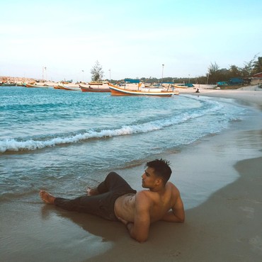 Pesona Keindahan Pantai dan Danau Kaolin di Bangka