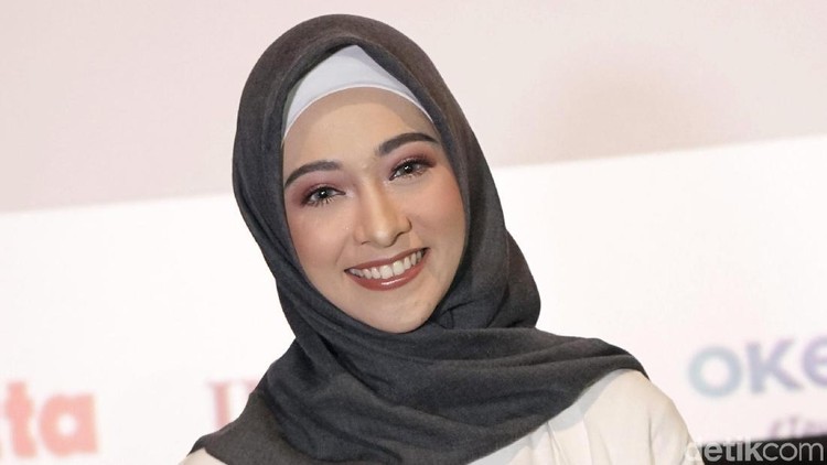 Poppy Bunga sukses menurunkan berat badannya usai melahirkan anak kedua sebanyak 25 kg. Simak tips-nya ya, Bun.